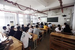 D:\yfzou\学校类文件\质量管理办公室\师德师风\新闻材料\忆百年征程，数百个第一  我校19、20级学生同上“开学第一课”\12.jpg