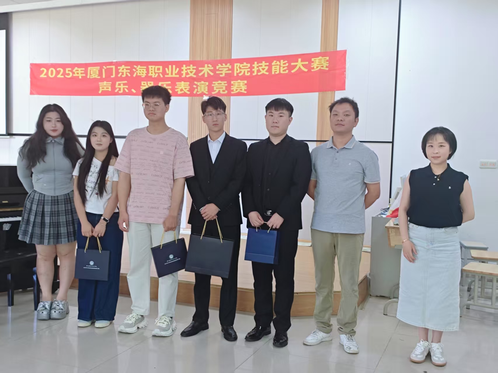 钢琴评委与获奖选手合影.jpg