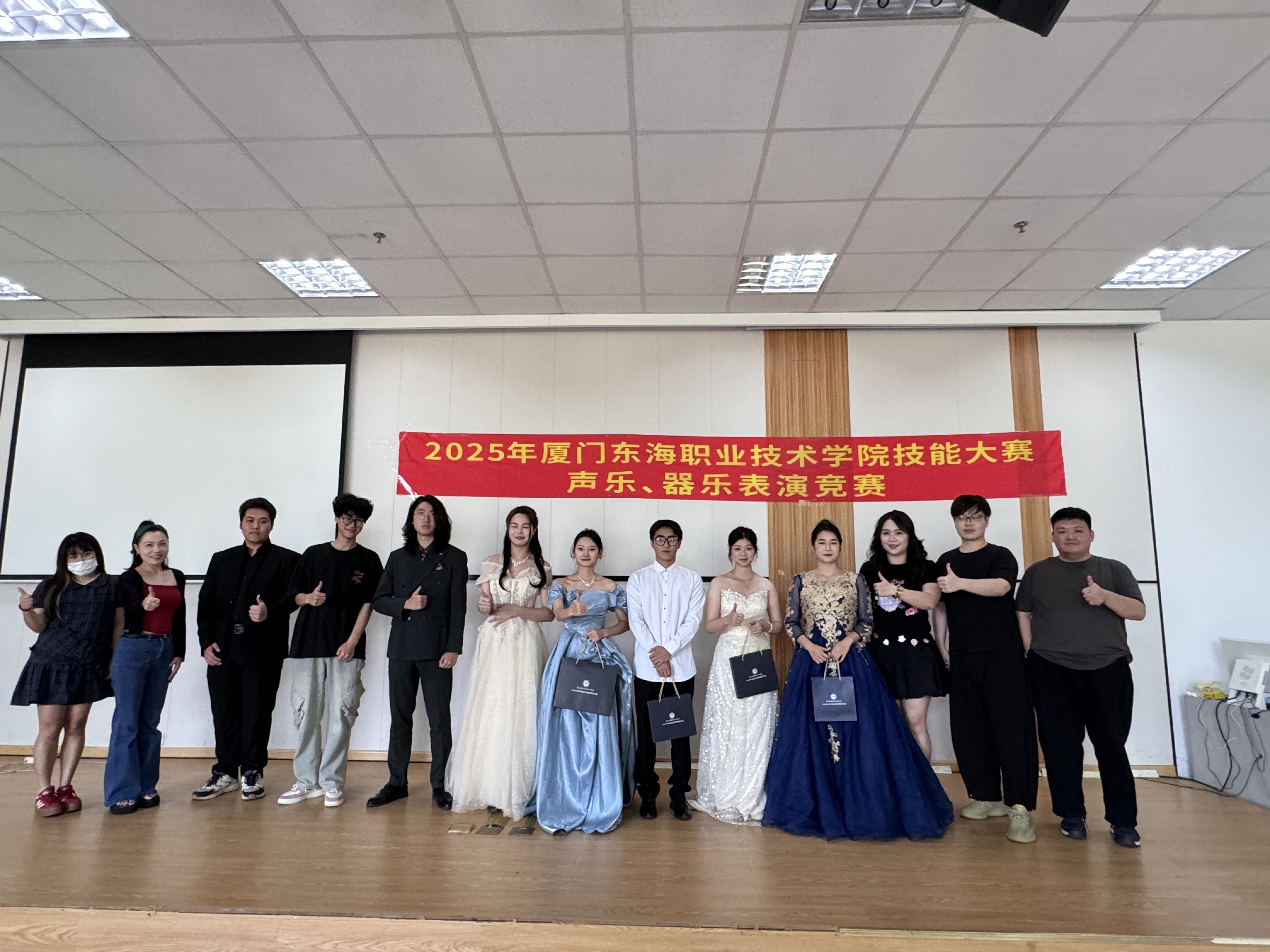 声乐评委和选手合影留念.jpg