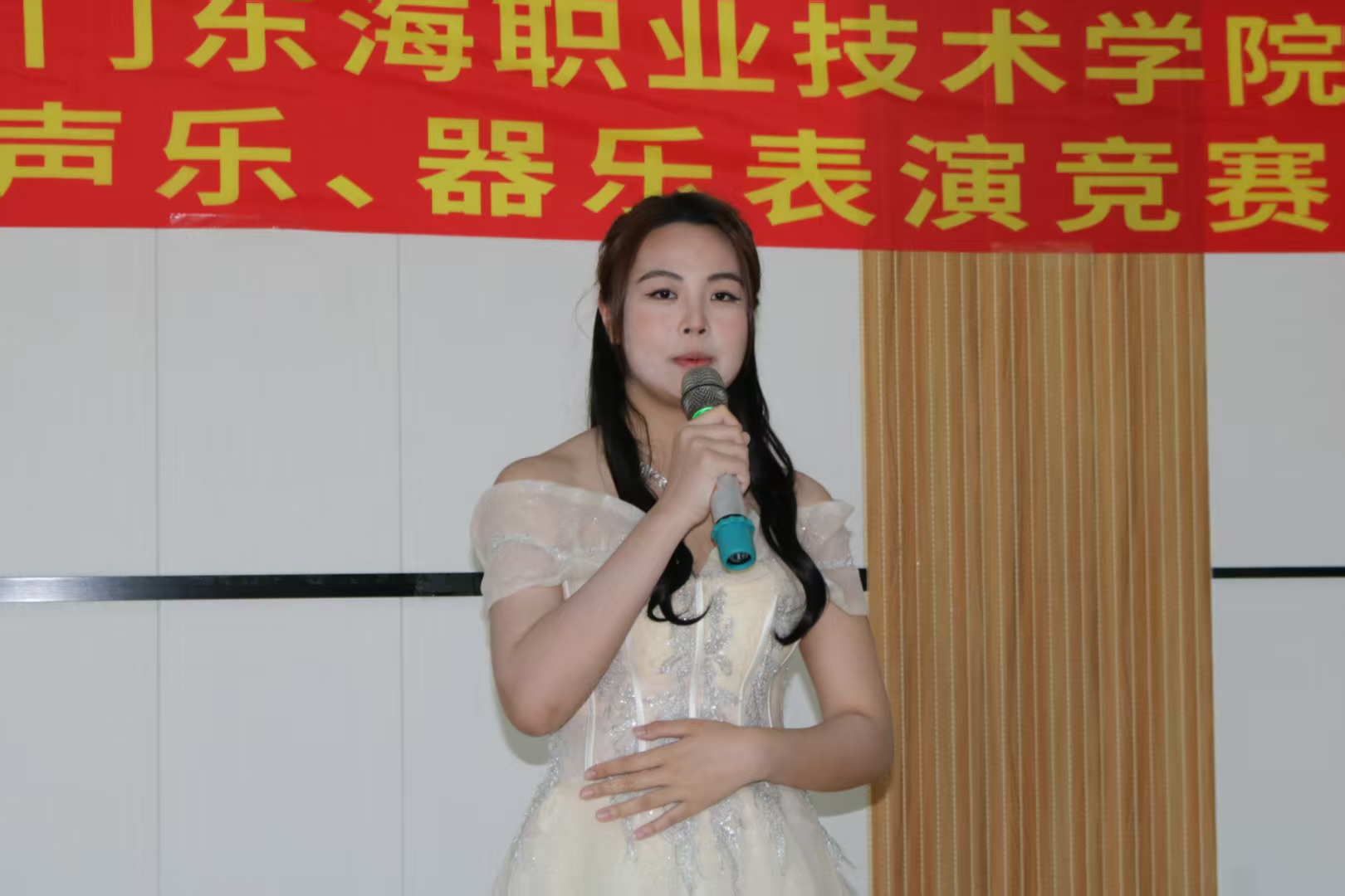 主持人吴佳颖报幕.jpg