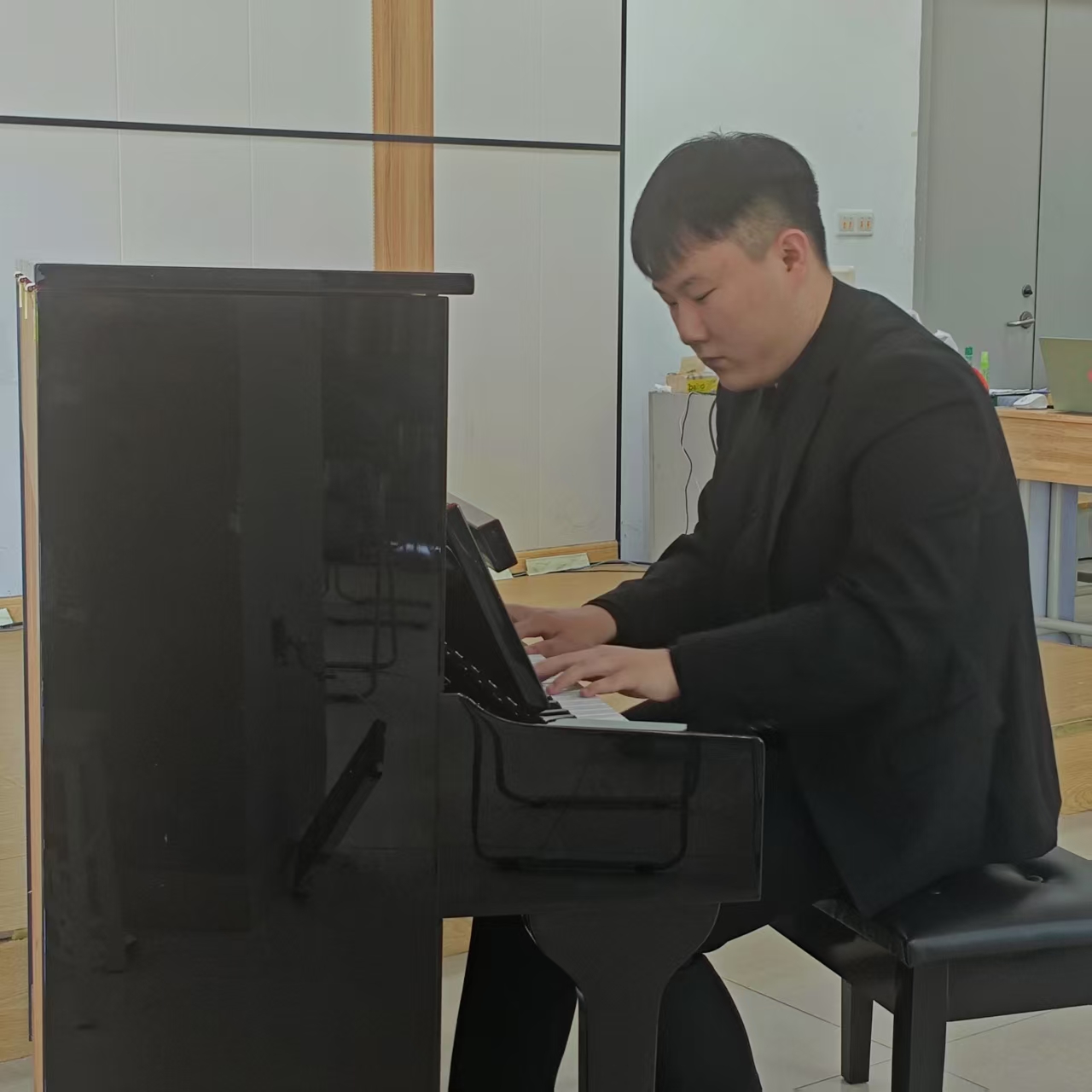 钢琴二等奖获得者律国旭演奏《山丹丹花开红艳艳》.jpg