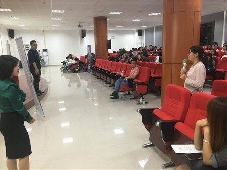 H:厦门立丹行机构就业指导讲座20181107就业服务月系列活动报道企业高管进校园，助力青春启航——就业服务月系列活动报道（五）1107.现场互动2.JPG